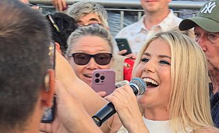 Schlagerstar Beatrice Egli nimmt beim Weser-Open-Air in Beverungen ein Bad in der Menge. - Thomas Kube