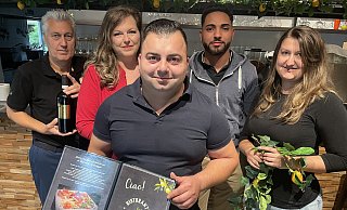 Mit den Aromen Siziliens verwöhnen Thomas und Sabine Hagemeier (v.l.), Inhaber Ionut Cirlan, Mitarbeiter Ionel Bucataru und Theresa Cirlan die Gäste in ihrem Restaurant "La Famiglia". - Elke Niedringhaus-Haasper Mit den Aromen Siziliens verwöhnen Thomas und Sabine Hagemeier (v.l.), Inhaber Ionut Cirlan, Mitarbeiter Ionel Bucataru und Theresa Cirlan die Gäste in ihrem Restaurant "La Famiglia". - Elke Niedringhaus-Haasper