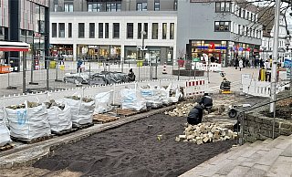 Ein Blick von der Nicolaikirche hinein in die Marktstraße in Höxter, wo am Mittwochmittag Pflastersteine verlegt werden. - Simone Flörke