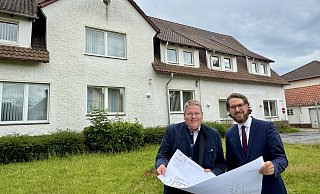 Vor dem alten Rathaus in Dielingen: Stemwedes Bürgermeister Kai Abruszat und Thomas Beuchel, Vorstandsmitglied der Sparkasse Minden-Lübbecke, stellten die Planungen vor. - Sparkasse Minden-Lübbecke