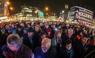 Während der Schweigeminute für die Opfer terroristischer und religiös motivierter Gewalt hielten Tausende ihre Lichter, Handys und Kerzen in die Höhe. - Foto: Andreas Zobe