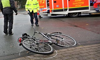 Der Zwölfjährige hatte die vierspurige Straße fast schon überquert, da raste noch ein Kleinwagen bei Rot über den Fußgängerüberweg. - Symbolfoto: Sarah Jonek