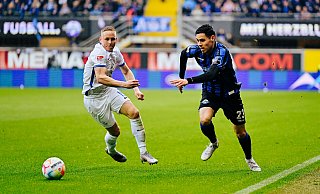 Raphael Obermair (r.) setzt sich im Spiel gegen Rostock gegen den Ex-Paderborner Kai Pröger durch. Beim 3:0 gegen Hansa zeigte der SCP-Akteur eine seiner besten Saisonleistungen. - Besim Mazhiqi