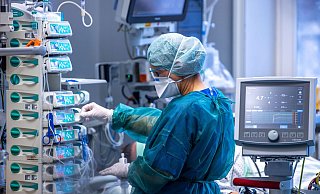 Ärzte und Pflegekräfte betreuen Patienten auf einer Intensivstation. - Jens Büttner/dpa-Zentralbild/dpa