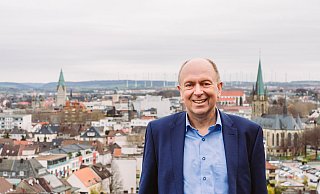 Christoph Rüther ist seit 2020 Landrat des Kreises Paderborn. Er ist zweifacher Familienvater und lebt in Fürstenberg. - Kreis Paderborn