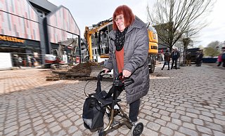 Angelika Patterson, Grünen-Fraktionsmitglied im Stadtrat und seit 2019 auf einen Rollator angewiesen, beim Gang über das enthüllte Probepflaster. - Thomas Kube
