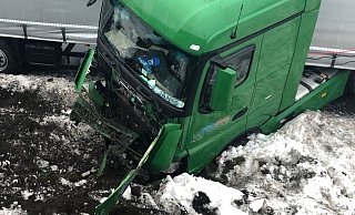 Der Lkw wurde bei dem Unfall auf der Autobahn 33 schwer beschädigt. Der Fahrer wurde verletzt. - Polizei