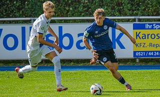 Mateusz Kuczkowiak (r.) erzielte den Siegtreffer für Arminias U17 im Derby gegen Paderborn. - az