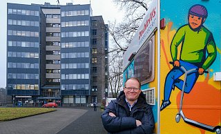 Der Sennestädter Bezirksbürgermeister Lars Nockemann ist mit dem, was in seinem Stadtbezirk passiert, nicht immer zufrieden. Manches geht ihm viel zu langsam. - Foto: Andreas Zobe/NW