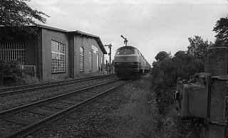 Ende Mai 1994 fuhr der vorerst letzte Eilzug von Bielefeld über Rahden nach Bremen. Geführt wurde der Zug von einer Diesellok der Baureihe 216. - Joern Spreen-Ledebur