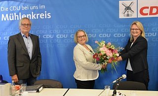 Die gewählte Bürgermeisterkandidatin Sonja Gerlach (rechts), CDU-Stadtverbandsvorsitzende Inga Bruckschen und CDU-Fraktionsvorsitzender Kurt Baberske. - Kerstin Rickert