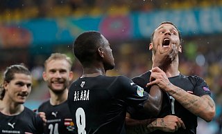 Auftaktsieg gelungen: Österreich-Torschütze Marko Arnautovic (r) wird von David Alba auf besondere Art beglückwunscht. - Foto: Robert Ghement/POOL EPA/AP/dpa