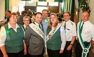 Der vorerst letzte Hof der Hiddenhauser Schützen: 2019 wurde Jessica Leyers (3. v.r.) Schützenkönigin. Zu sehen ist sie hier mit ihrem Prinzen und Ehemann Nils Leyers (3. v.l.), dem Adjudanten Kurt Doering (2. v.l.), dem Hofpaar Steffi (l.) und Michael Pohlmann (r.), der Sektkönigin Friedhilde Pleffka (2. v.l.) und Bierkönig Andreas Fleer (4. v.l.) - Yvonne Gottschlich