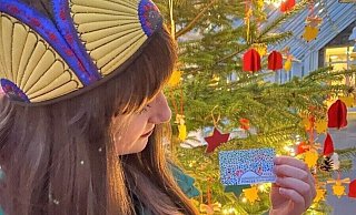 Dauerkarten für die Landesgartenschau 2023 gehen weg wie warme Semmeln. Darüber freut sich auch Gartenschau-Botschafterin Holli unter dem Tannenbaum im Höxteraner Stadthaus. - LGS 2023 Höxter/Madita Alberding