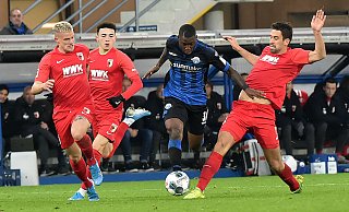 SCP-Stürmer Streli Mamba, der hier von den Augsburgern (v. l.) Philipp Max, Ruben Vargaz Martinez und Rani Khedira verfolgt wird, könnte am Mittwoch in die Startelf zurückkehren. - Wilfried Hiegemann