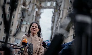 Annalena Baerbock vor dem zerstörten ehemaligen Sitz der Regionalverwaltung der Oblast Mykolajiw. Mykolajiw ist eine wichtige Hafenstadt in der Nähe von Odessa. - Kay Nietfeld/dpa