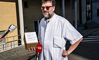 Der dänische Arzt Henrik Nielsen hält in Aalborg ein Paket mit dem Medikament Remdesivir in der Hand. Das Covid-19-Testpräparat wird derzeit kaum noch abgegeben. - imago images