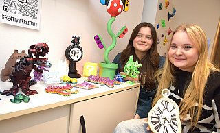 Die Verlerin Nora Sinnerbrink (r.) stellt in ihrer Kreativwerkstatt mit einem 3-D-Drucker Spielzeuge und andere Gegenstände her, unter anderem eine Uhr. - Karin Prignitz
