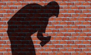 Unbekannte Sprayer beschmieren Werbeschilder, eine Blechhütte und einen Briefkasten. - geralt/pixabay