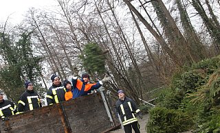 Der CVJM Eidinghausen war im letzten Jahr mit vollem Einsatz aktiv und machte sogar einen Weitwurf-Wettbewerb. Er wird auch am Samstag wieder Weihnachtsbäume einsammelbn. - Wolfgang Döbber