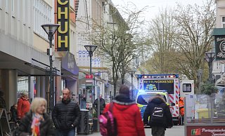 Feuerwehr und Polizei sind am Mittwochnachmittag zu einem Haushaltsunfall in die Klosterstraße geeilt. - Ulf Hanke