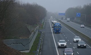 Viel Verkehr: Die Schallschutzwand an der Nordseite der A30 wird bis 2024 auf 4,50 erhöht. - Thorsten Mailänder