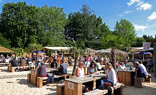Bei Sonnenschein ist der Aloha Beach-Club besonders beliebt. Hier ein Archivfoto aus dem Jahr 2020. - Frank-Michael Kiel-Steinkamp