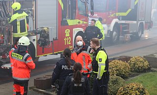 Mehr als 40 Einsatzkräfte von Polizei und Feuerwehr waren im Einsatz. - Claus Frickemeier