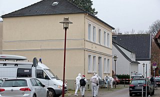 Bielefelder Ermittler untersuchten den Tatort im und am Haus an der Lessingstraße in Herford. - Frank-Michael Kiel-Steinkamp