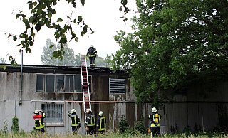 Die Feuerwehr setzte beim Kampf gegen die Flammen auch eine Steckleiter ein. - Polizei Minden-Lübbecke