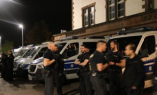 Ein massives Aufgebot an Beamten der Bundespolizei baute sich auf dem Bahnhofsvorplatz auf. Der präventive Charakter stand heute im Vordergrund. - Claus Frickemeier