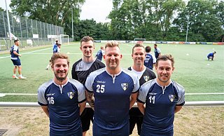 Wollen gemeinsam den SC Herford wieder zum Lächeln bringen: Felix Langkamp, Stephan Eggert sowie die Spieler Pascal Röber, Mario Bertram und Julien Mädler. - Yvonne Gottschlich