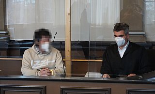 Der 40-jährige Inan O,, der in Diepenau ein Feuer gelegt haben soll und dort eine Granate aus dem 2. Weltkrieg verlor, hat sich hier mit seinem Verteidiger Stephan Wittrock auf der Anklagebank im Verdener Landgericht niedergelassen. Der Angeklagte machte vor Gericht reinen Tisch. - Jörn Graue (Die Harke)