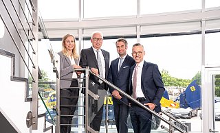 Über die erfolgreiche Entwicklung freuen sich Gesellschafter Geschäftsführer Karl-Heinrich Depenbrock (2. v. l.) mit Tochter Kathrin (Syndikusrechtsanwältin) sowie seinen geschäftsführenden Söhnen Erik (3. v. l.) und Jörn. - Depenbrock/Mario Dirks Über die erfolgreiche Entwicklung freuen sich Gesellschafter Geschäftsführer Karl-Heinrich Depenbrock (2. v. l.) mit Tochter Kathrin (Syndikusrechtsanwältin) sowie seinen geschäftsführenden Söhnen Erik (3. v. l.) und Jörn. - Depenbrock/Mario Dirks