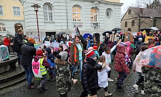 An die 300 Kinder und Erwachsene demonstrierten am Donnerstag, 23. Februar, zwischen Münsterkirche und Rathaus für die bessere finanzielle Ausstattung des Offenen Ganztags an Herforder Grundschule. - Frank-Michael Kiel-Steinkamp