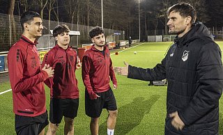 Trainer Christopher Nöthe (r.) mit den Theesenern Sinan Ekinci, Tino Aleksic und Alessio Marziliano. - Jörg Dieckmann