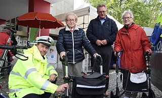Sicherheit bei Dunkelheit: Klaus Torno befestigt am Rollator von Lucia Böhm (l.) und Erika Linster (r.) weithin sichtbare Reflektoren. Andreas Schmidt unterzog die Gefährte anschließend einem ausführlichen Fahrzeugscheck. - Klaus Frensing