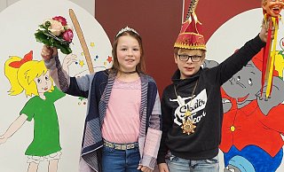 Mit Bibi und Benjamin ziehen Kinderprinz Lennard und seine Prinzessin Jana in den Nieheimer Kinderkarneval. - Josef Köhne