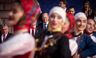 Bundeskanzler Olaf Scholz (M) beobachtet eine traditionelle Tanzvorführung beim Familienfoto beim EU-Westbalkan-Gipfel. Links ist Viktor Orban, Ministerpräsident von Ungarn, zu sehen. - Michael Kappeler/dpa