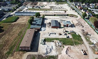 Ein Luftbild aus dem Sommer gibt einen Überblick über das neue Quartier. Rechts im Bild verläuft die Erzbergerstraße. - Stadt Paderborn
