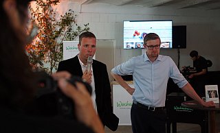 Im November 2018 rührten Robert Tönnies (links) und Eike-Claudius Kramer auf dem Spargelhof Große-Wächter in Verl die Werbetrommel für den Hofladen-Lieferdienst "Wochenmarkt24". Zunächst nahmen elf lokale Erzeuger aus dem Raum OWL an dem Projekt teil, mittlerweile sind es 30. - Christian Geisler