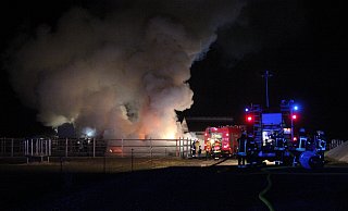 Aus der Ferne ist das Feuer auf dem Reiterhof in Kirchlengern gut zu erkennen. Die Feuerwehr ist mit einem großen Aufgebot vor Ort. - Florian Weyand