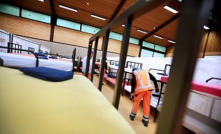 Wird Ende März aufgelöst: Die Notunterkunft in Rödinghausen. 300 Personen kamen im Haupthaus und dieser Sporthalle unter. - Gerald Dunkel