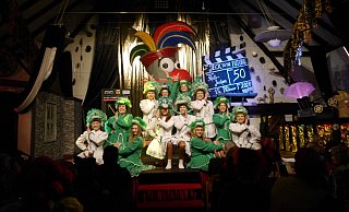 Funkengarde: Die Gardegruppe führt mit ihrem Tanz zu schwungvoller Musik ins Programm ein. - Louisa Kohnert