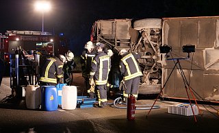 Bei dem Busunfall auf der A 44 nahe der Anschlussstelle Lichtenau wurden zehn Menschen schwer und 30 leicht verletzt. - Ralph Meyer