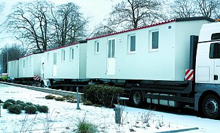 Lang erwartet: Die ersten vier der bestellten 30 Mobilheime sind am Mittwoch in Delbrück eingetroffen. - Regina Brucksch