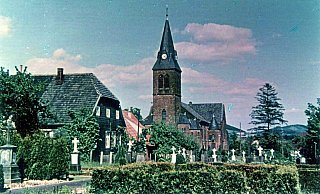 Das historische Foto aus dem Privatfundus von Wolfgang Weiß zeigt links das Kantorhaus, sein Geburtshaus. Das Pfarrhaus befand sich rechts neben der evangelischen Kirche. - Wolfgang Weiss