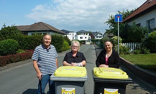 Müssen jede Tonne etwa 75 Meter ziehen: Friedhelm Maßmann, Irmgard Buschmeier und Nicole Duczek, Anwohner an der Stichstraße des Hollandwegs in Elsen. - Sabine Kauke