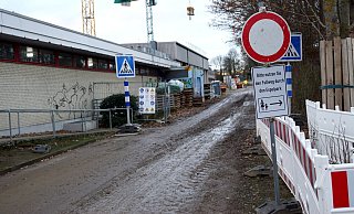 Im nördlichen Bereich der Straße „Am Hallenbad“ soll der Staukanal gebaut werden und für Entlastung im Starkregen-Fall sorgen. - Niklas Krämer