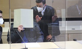 Der 21-Jährige in Begleitung seines Verteidigers Ali Senol (r.) im Saal des Bielefelder Landgerichts. - Florian Weyand